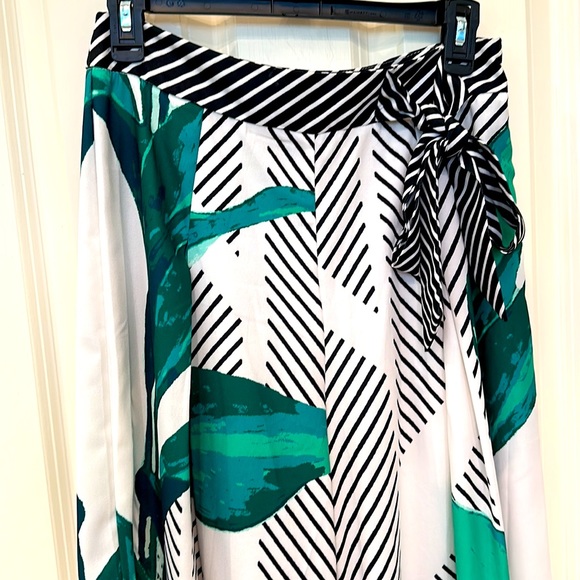 NWOT Vici wide leg, side zip pants with tie waist accent size med tropical print - Picture 2 of 4